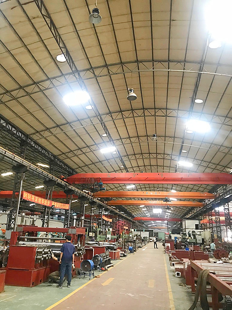 钢结构厂房灯具安装图片